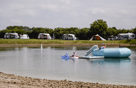Zwemvijver met watertrampoline 