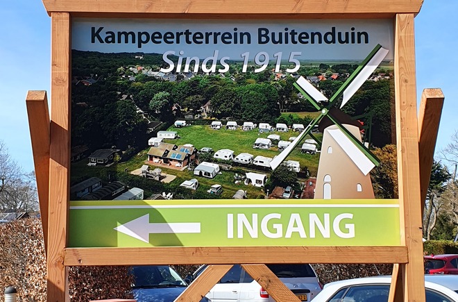 Bij aankomt vindt u dit bord bij de entree. 