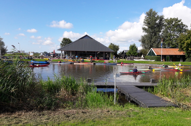 Restaurant, terras aan het water, kano verhuur, centraal punt op de camping